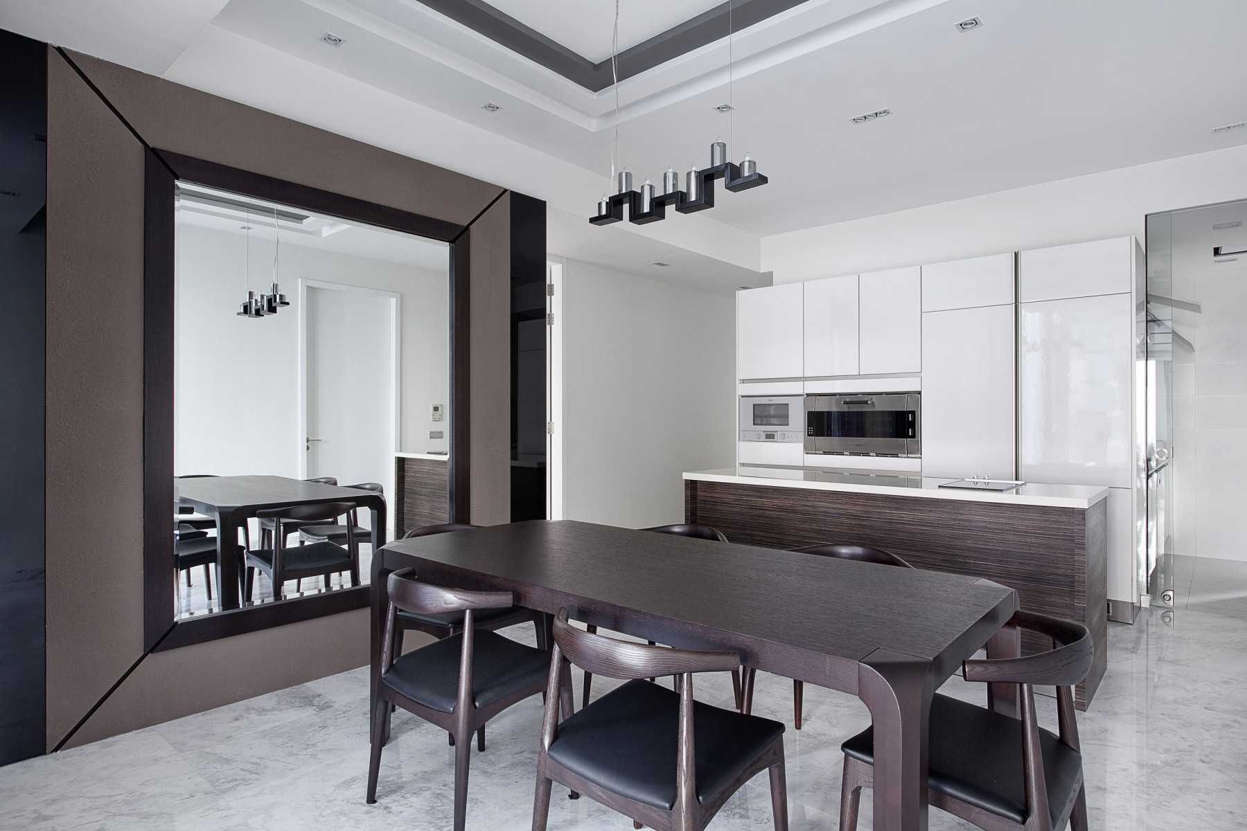 Modern Dining Room with Countertop and Mirror