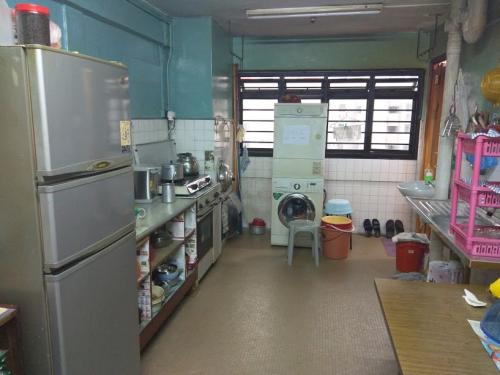 Asian Kitchen at 305 Clementi Avenue 4