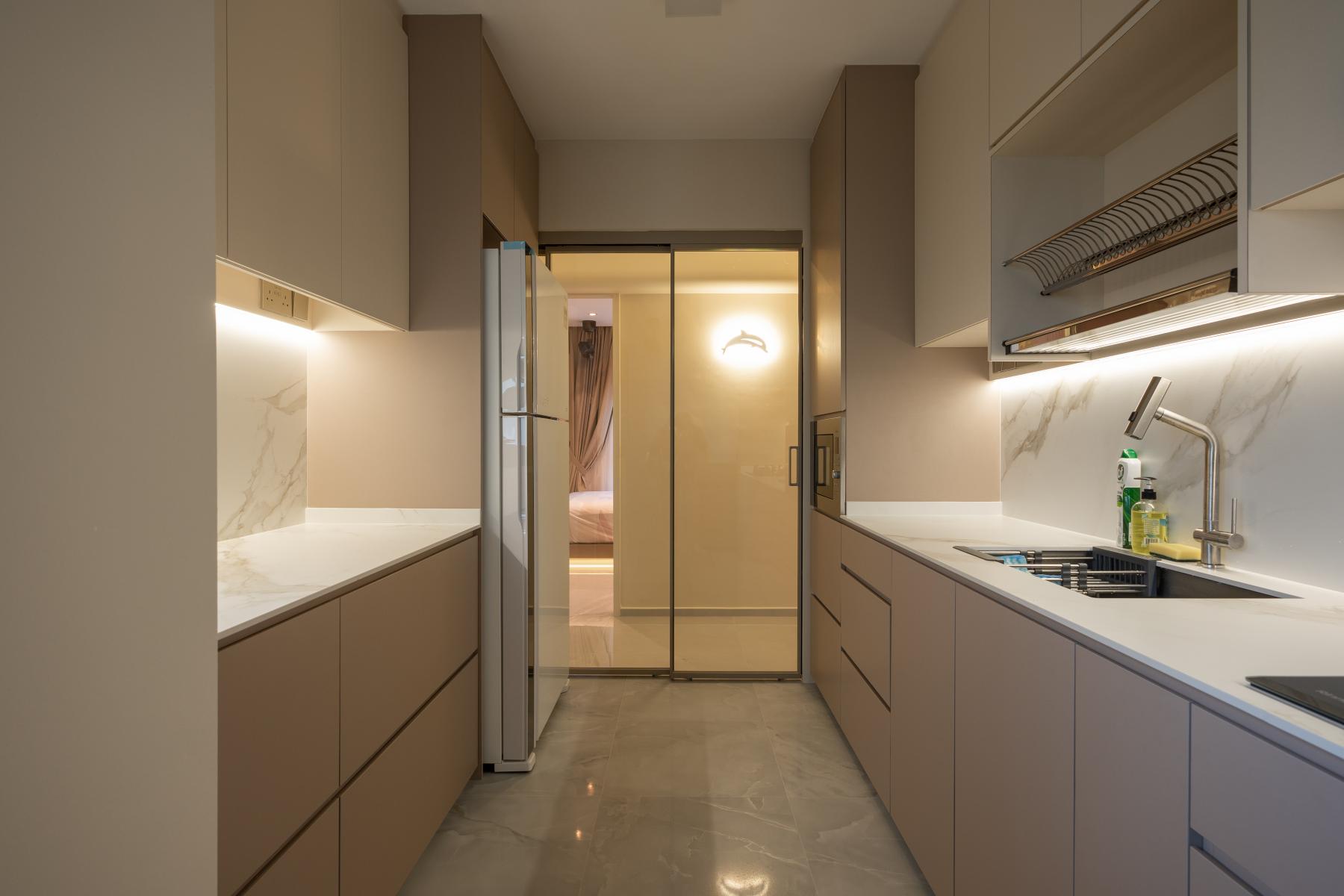 Modern Kitchen with Kitchen Island and Kitchen Backsplash