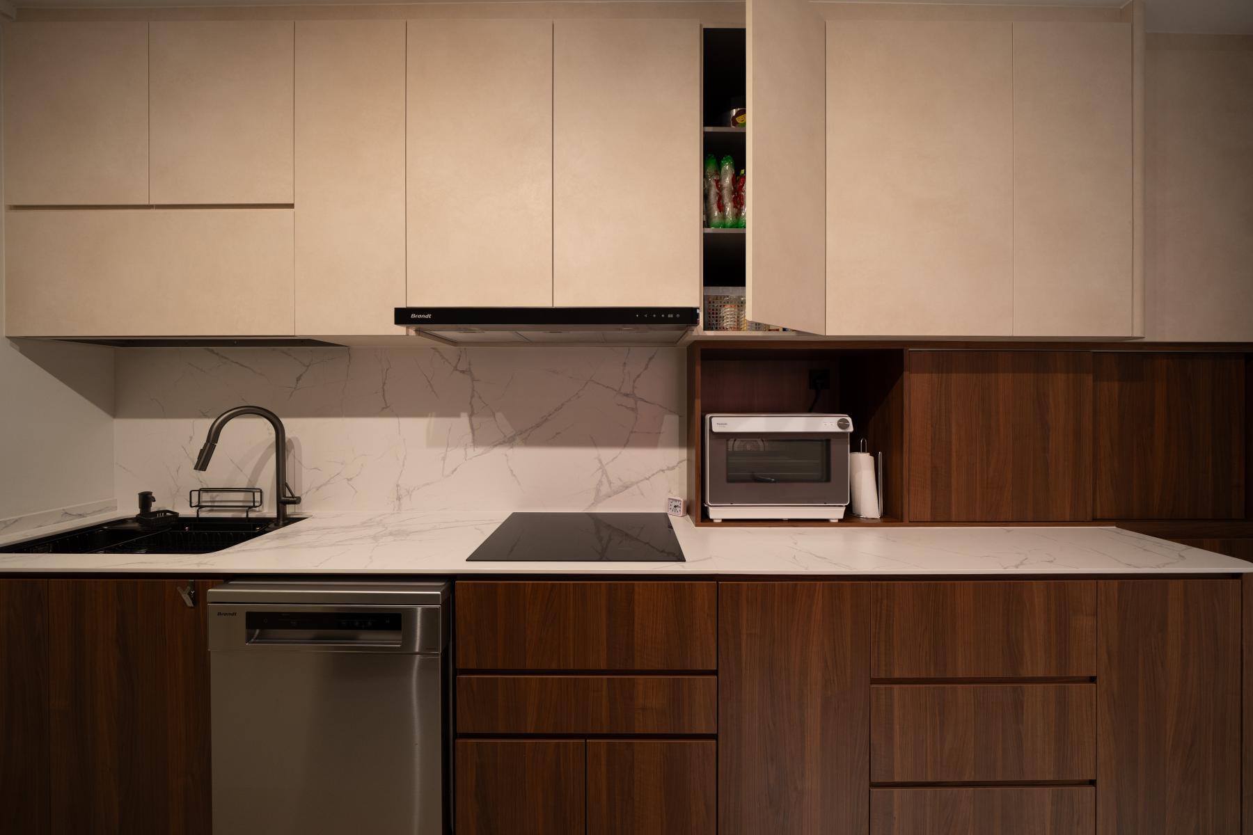 Modern Kitchen with Countertop and Open Kitchen