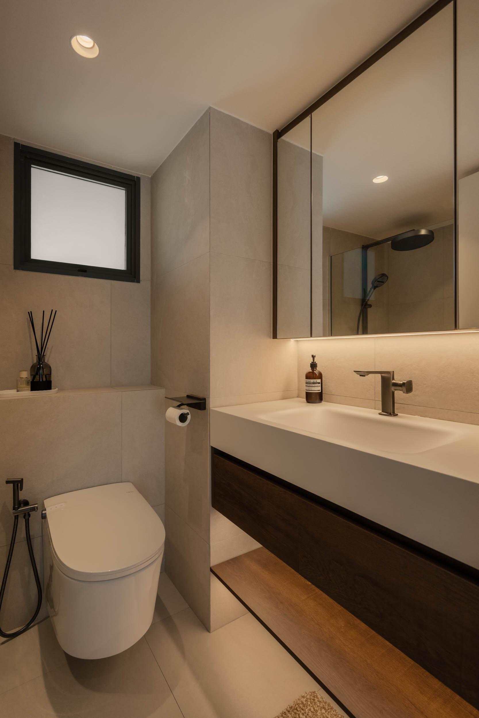 Contemporary Bathroom with Homogeneous Tiles and Mirror