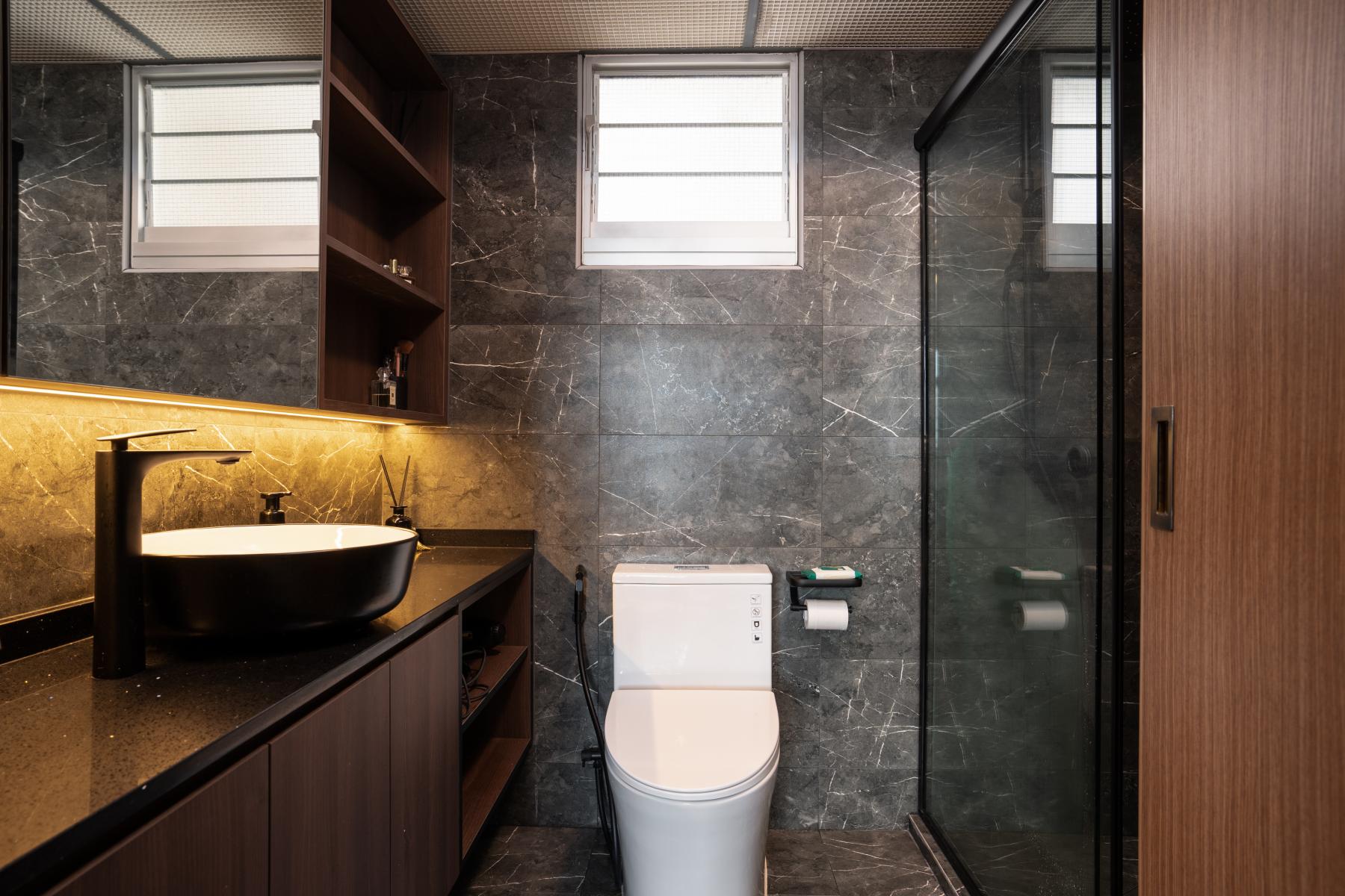 Modern Bathroom with Marble Floor and Mirror