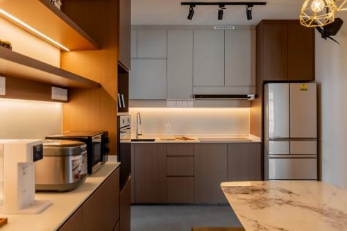 Modern Kitchen at Rivervale Crescent (Blk 163C)