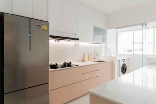 Contemporary Kitchen at 527A Pasir Ris