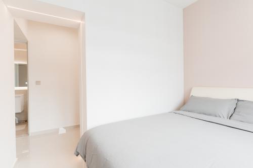 Contemporary Bedroom at 527A Pasir Ris