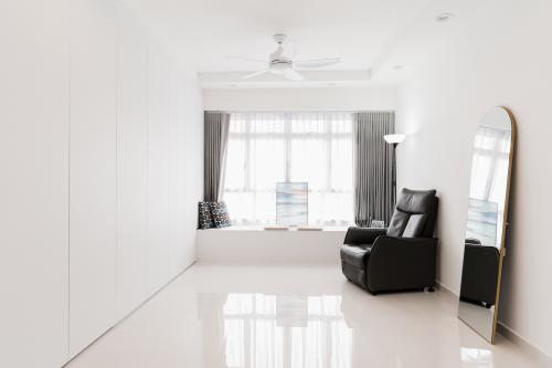 Contemporary Bedroom at 527A Pasir Ris