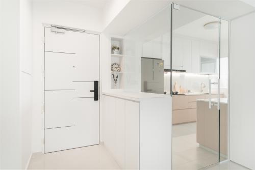 Contemporary Foyer at 527A Pasir Ris