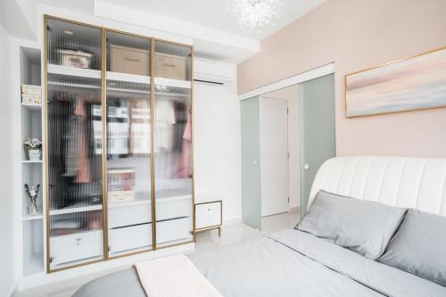 Contemporary Bedroom at 527A Pasir Ris