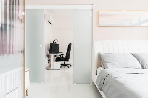 Contemporary Bedroom at 527A Pasir Ris
