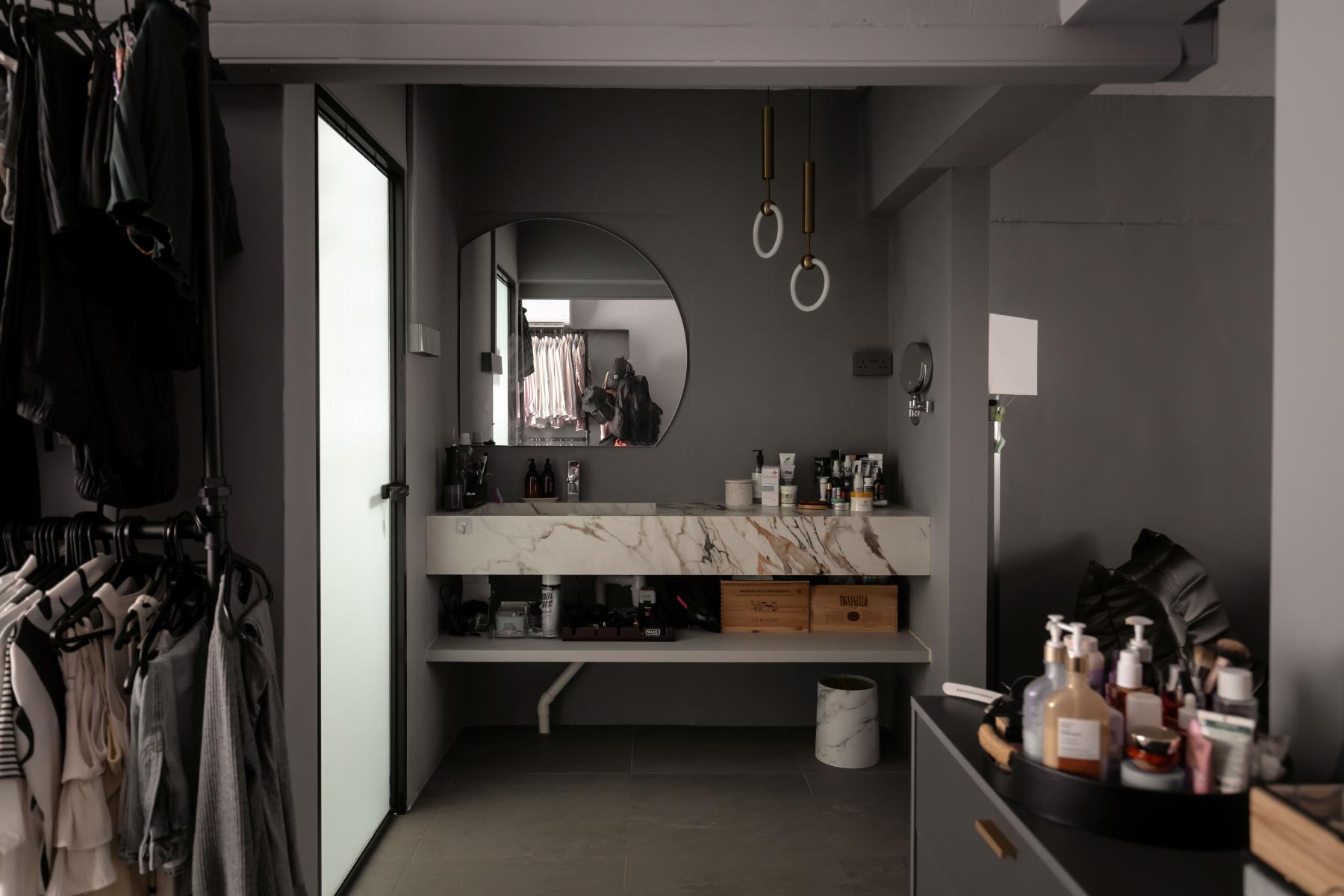 Modern Bathroom with Countertop and Mirror