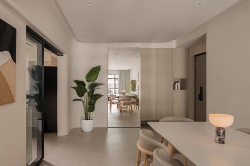 Modern Foyer at 404B fernvale link