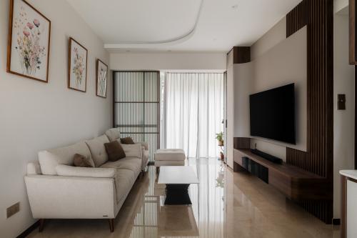 Modern Living Room at Ris Grandeur