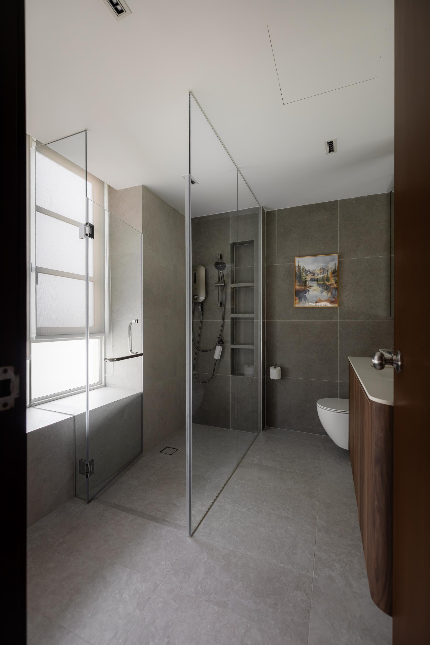 Modern Bathroom with Glass Door and Shower Screen