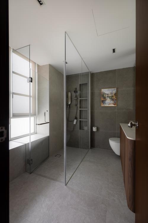 Modern Bathroom at Ris Grandeur