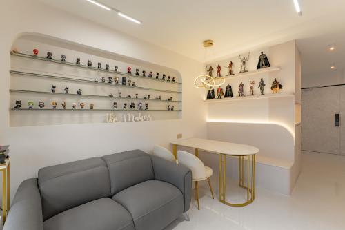 Modern Living Room at Plantation Crescent (Block 112B)