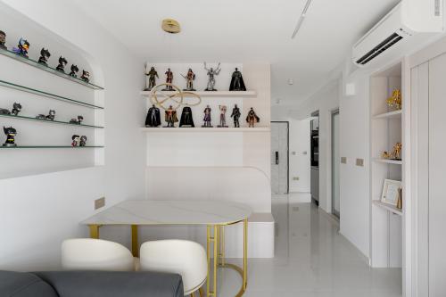 Modern Dining Room at Plantation Crescent (Block 112B)