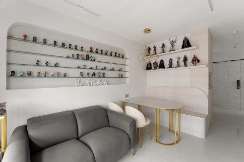 Modern Living Room at Plantation Crescent (Block 112B)