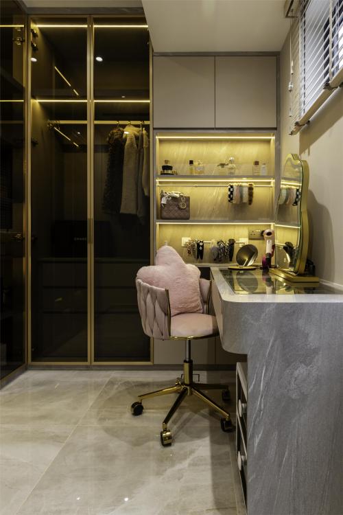 Modern Walk-in Wardrobe at Affinity At Serangoon