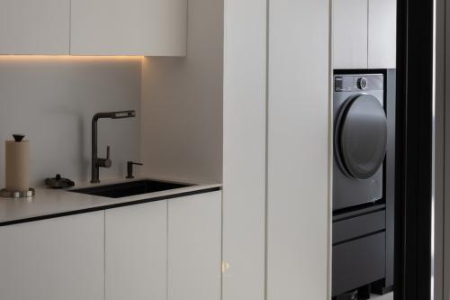 Minimalist Kitchen at 787D Woodlands Crescent