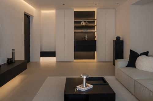 Minimalist Entryway at 787D Woodlands Crescent