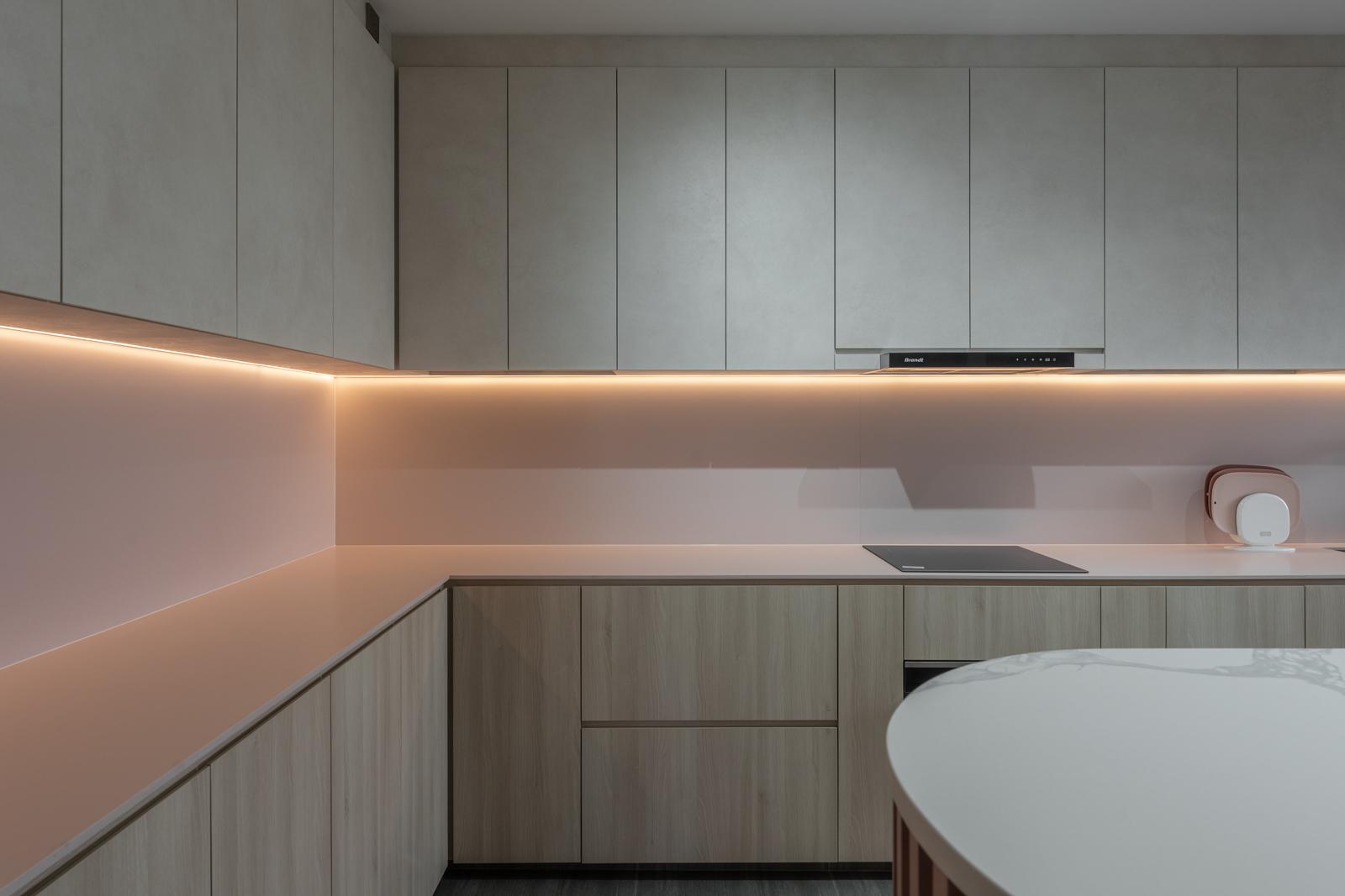 Contemporary Kitchen with Countertop and Homogeneous Tiles