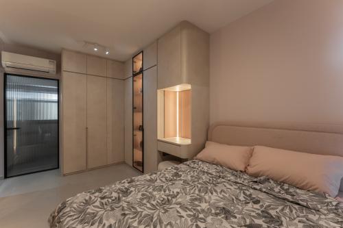 Contemporary Bedroom at 119A Alkaff Crescent