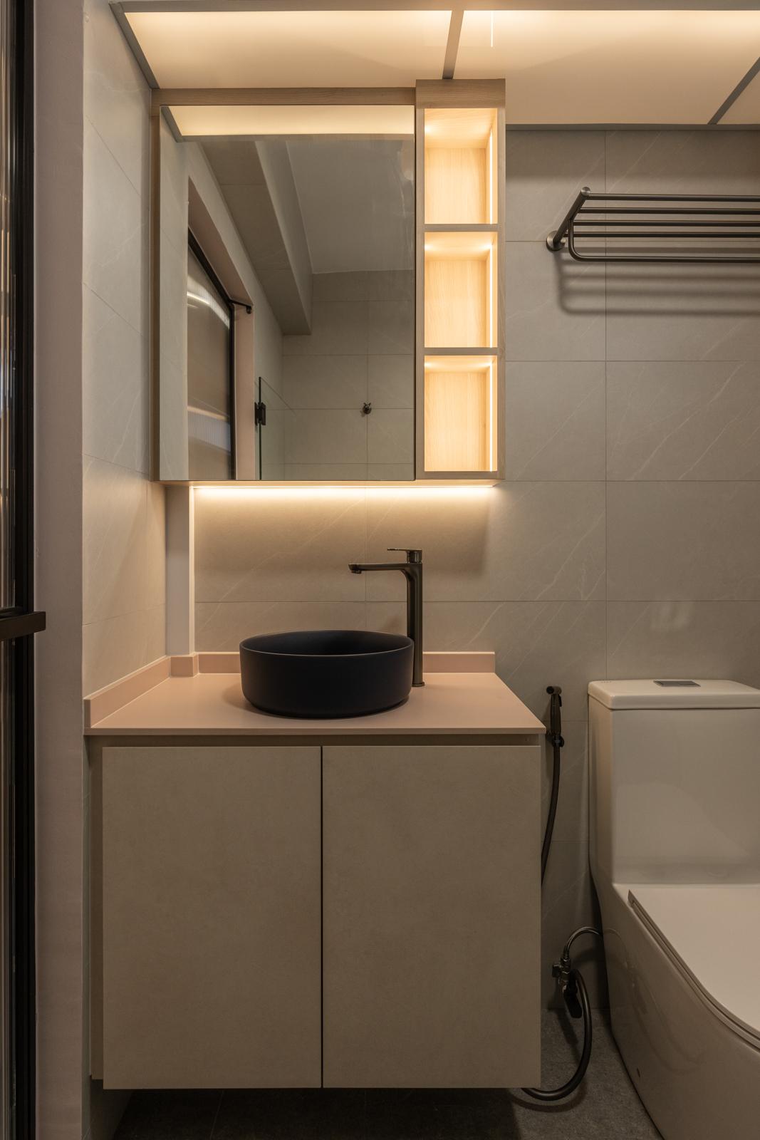 Contemporary Bathroom with Homogeneous Tiles and Mirror