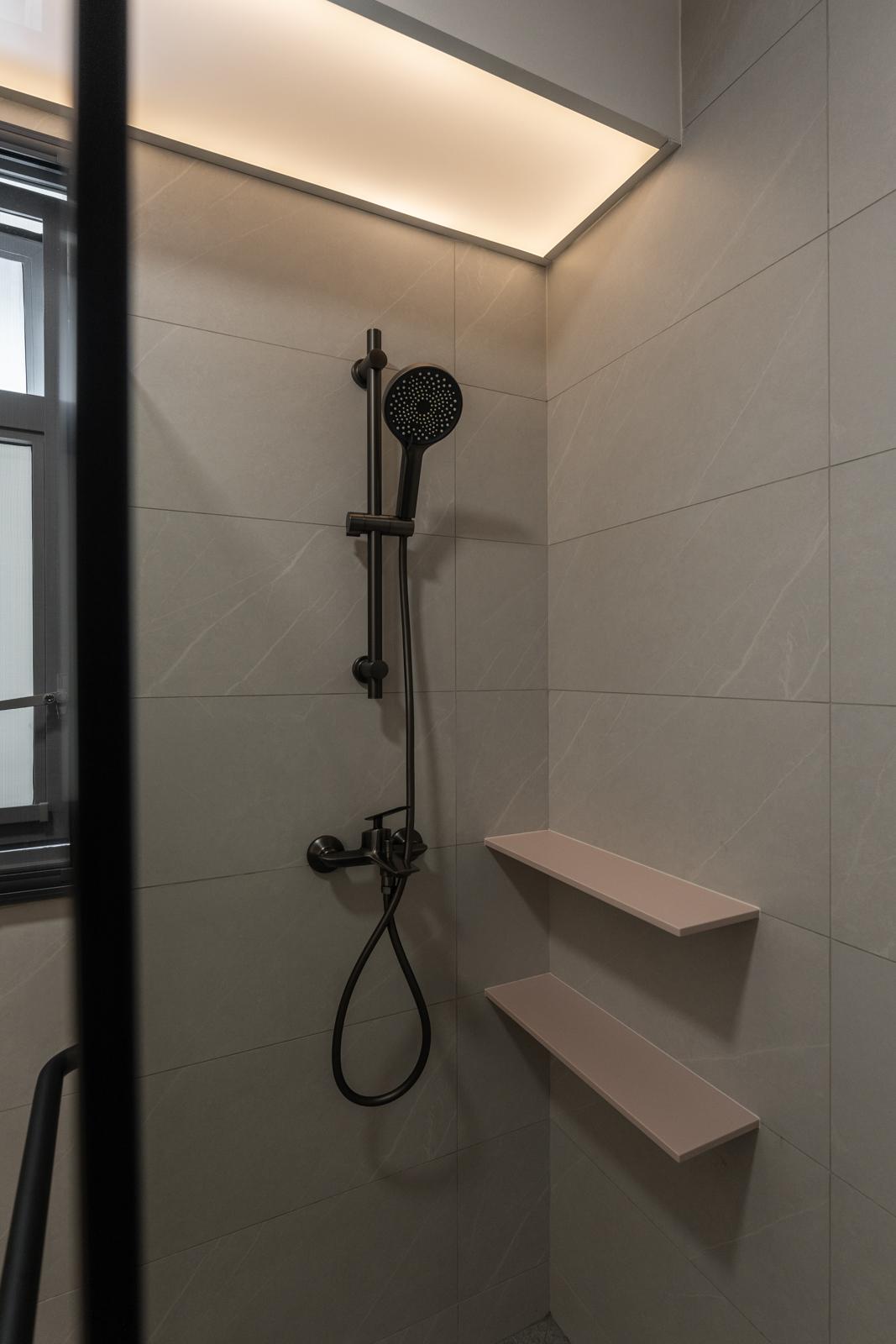 Contemporary Bathroom with Homogeneous Tiles and Shower Screen