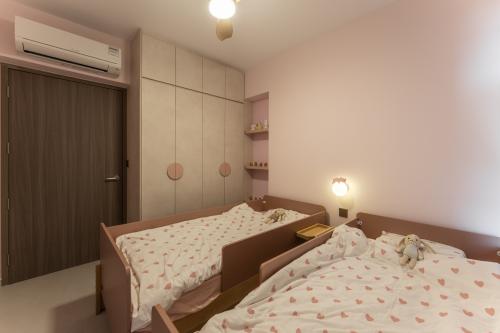 Contemporary Bedroom at 119A Alkaff Crescent