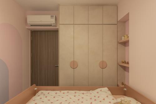 Contemporary Bedroom at 119A Alkaff Crescent