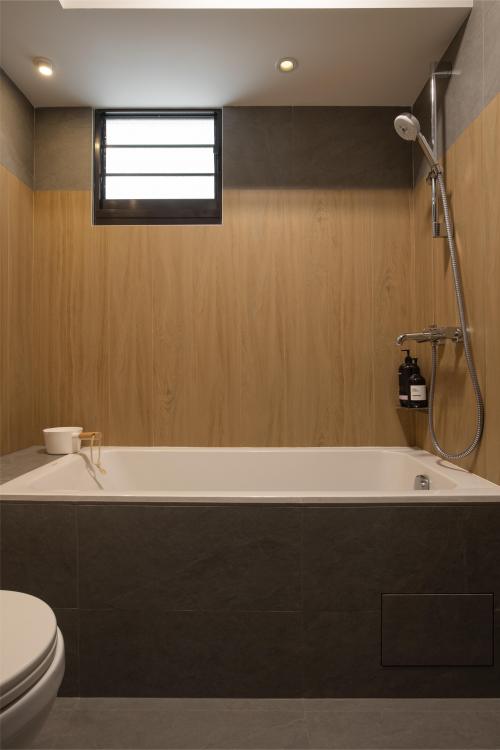Modern Bathroom at Pine Lane