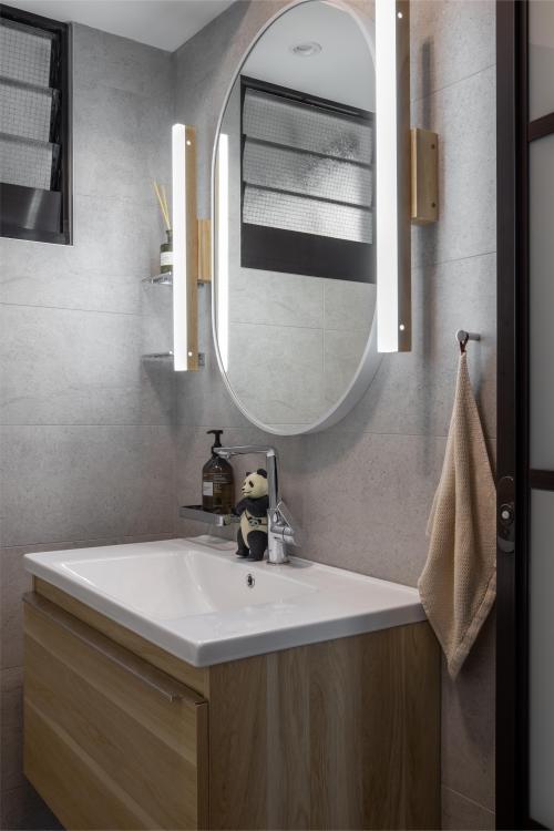 Modern Bathroom at Pine Lane