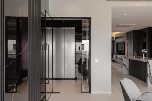 Modern Entryway at Alexandra View