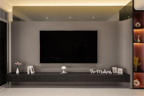 Modern Living Room at Alexandra View