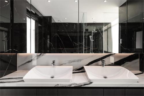 Modern Bathroom at Alexandra View