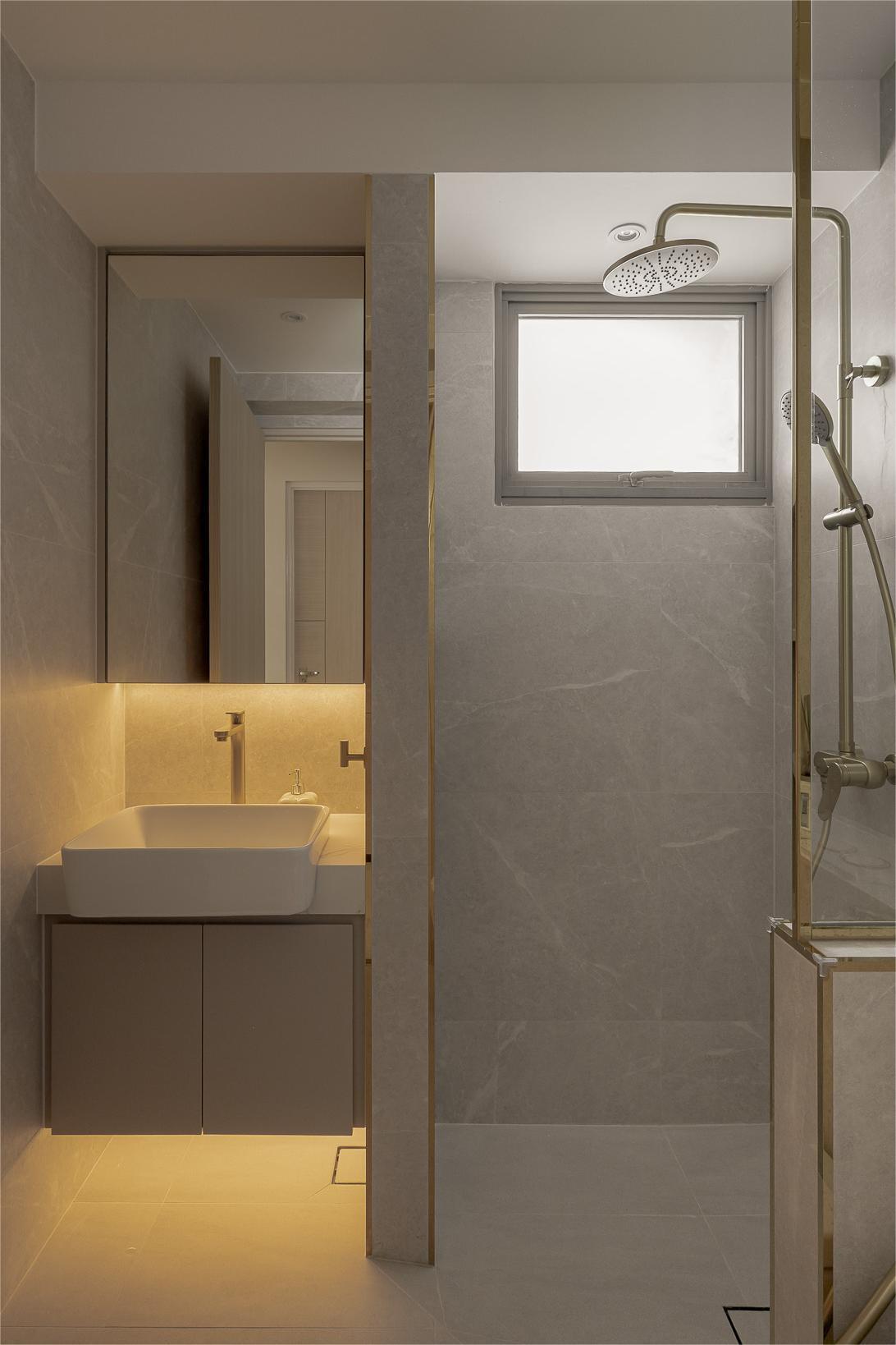 Modern Bathroom with Mirror and Bathroom Storage