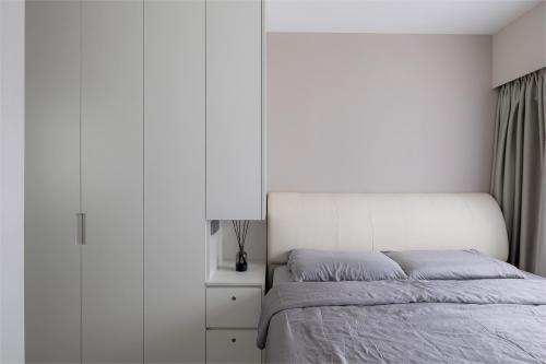 Modern Bedroom at Edgedale Plains (Block 122B)