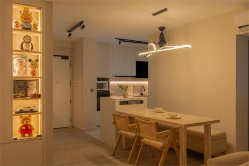Modern Dining Room at Edgedale Plains (Block 122B)