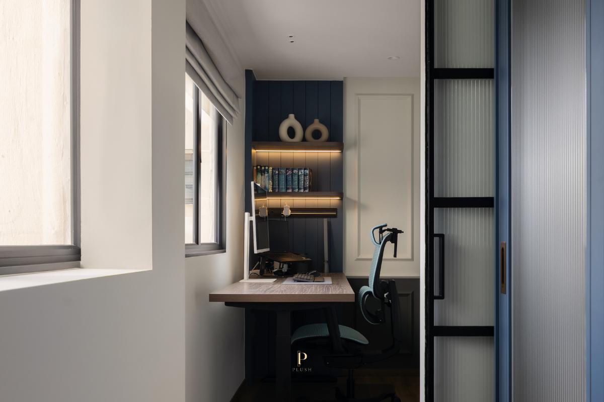 Modern Home Office with Bookshelf and Desk