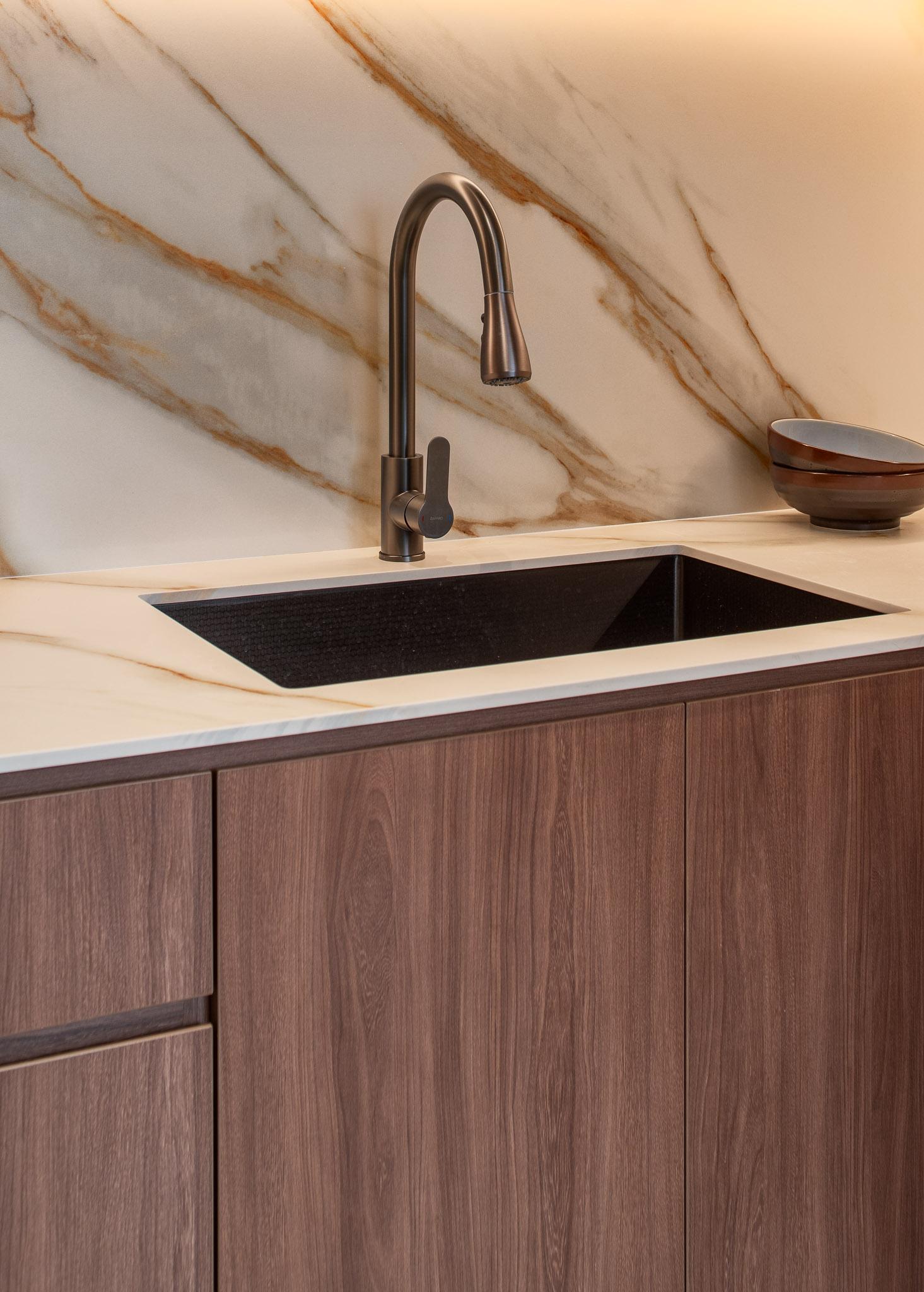 Modern Kitchen with Homogeneous Tiles and Open Kitchen
