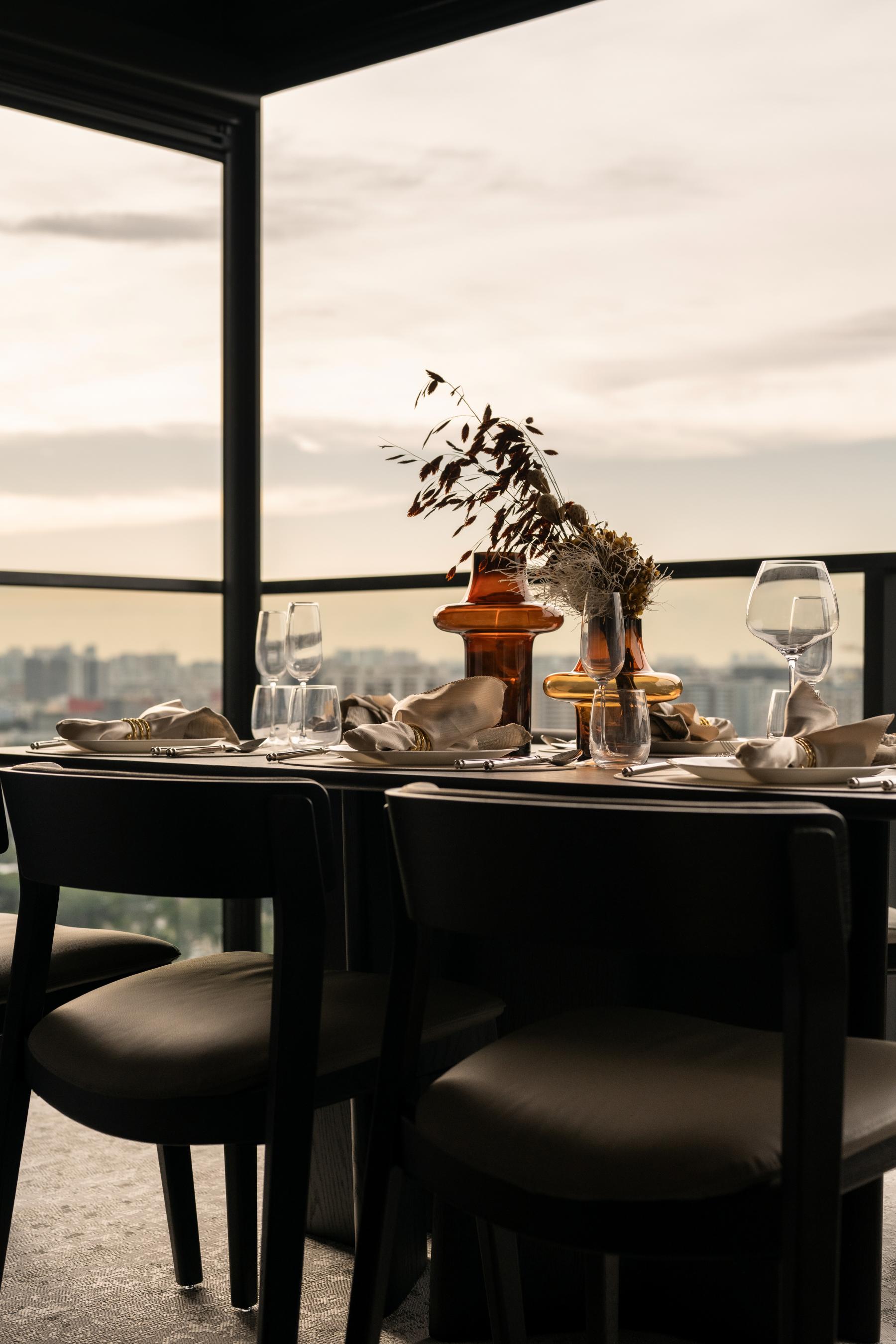 Modern Dining Room with Dining Table and Dining Chairs