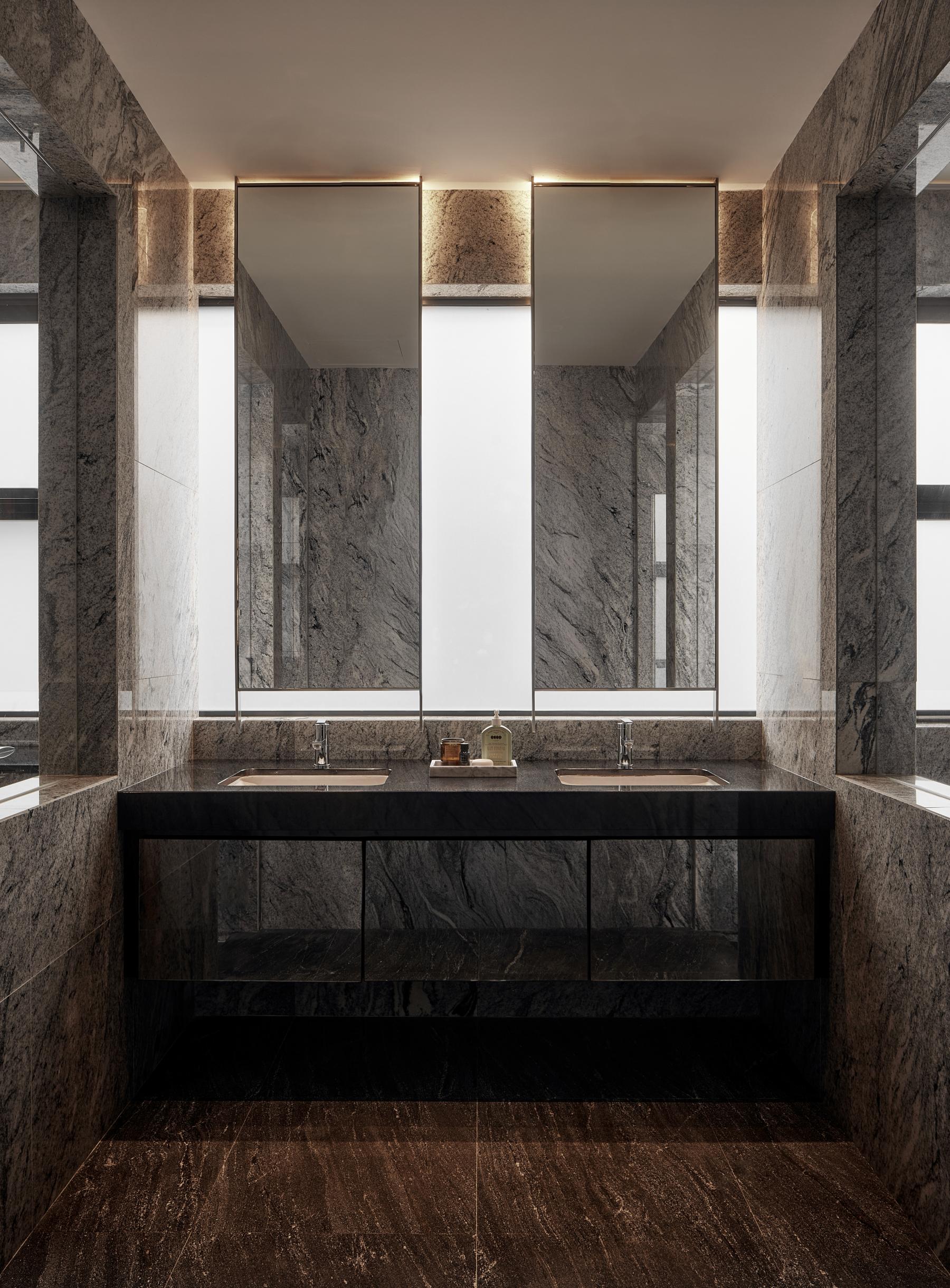Modern Bathroom with Countertop and Mirror