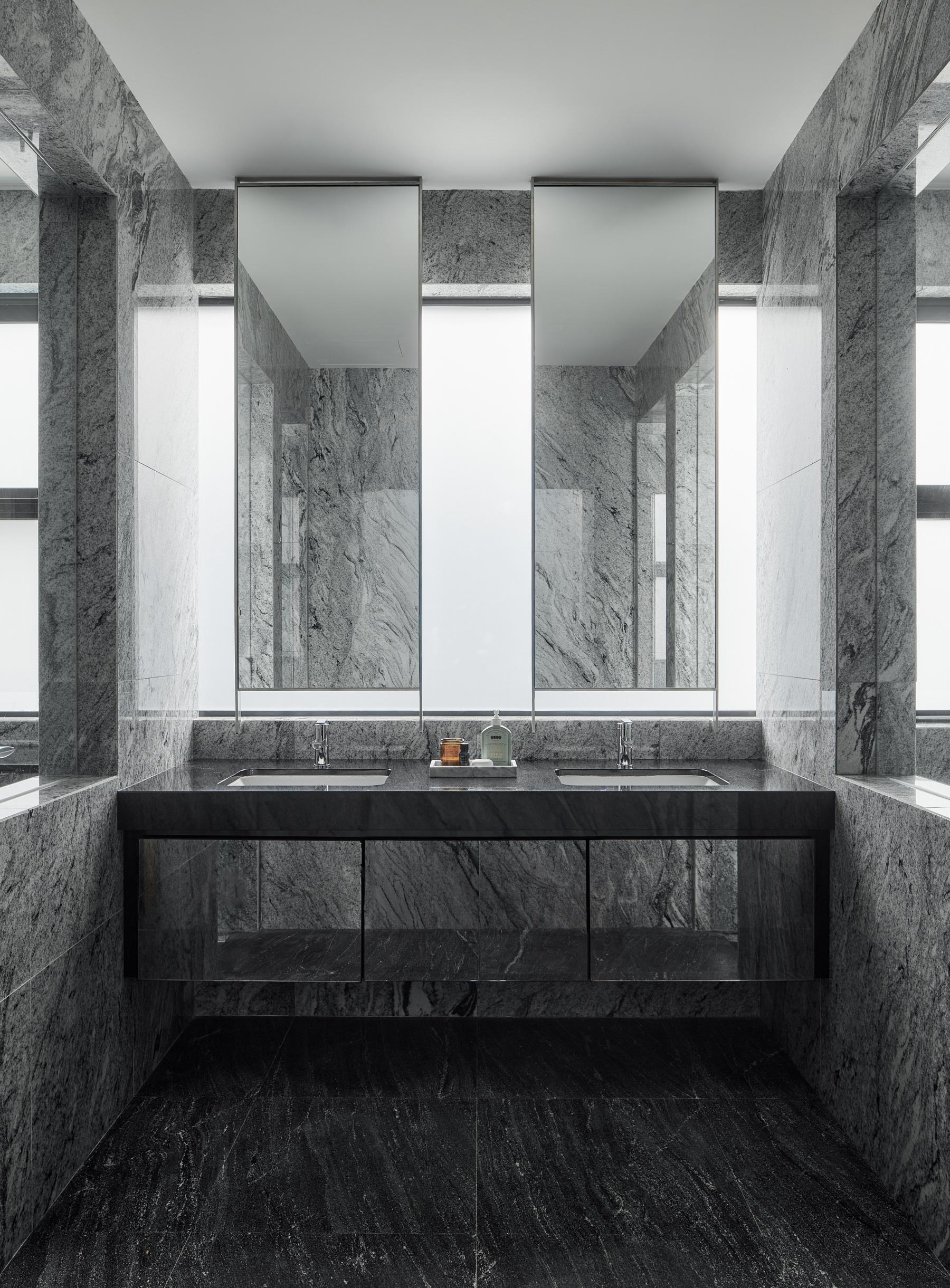 Modern Bathroom with Countertop and Mirror
