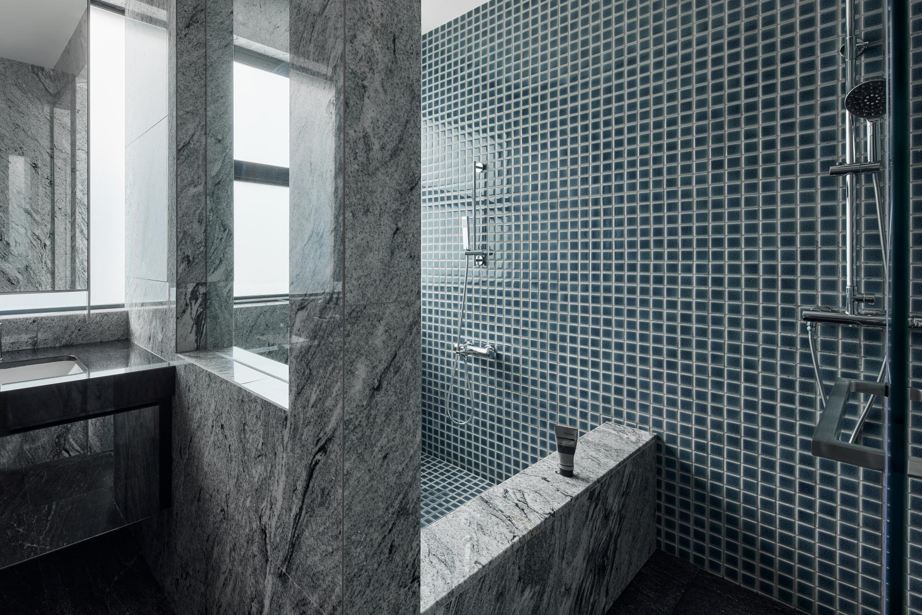 Modern Bathroom with Countertop and Mirror