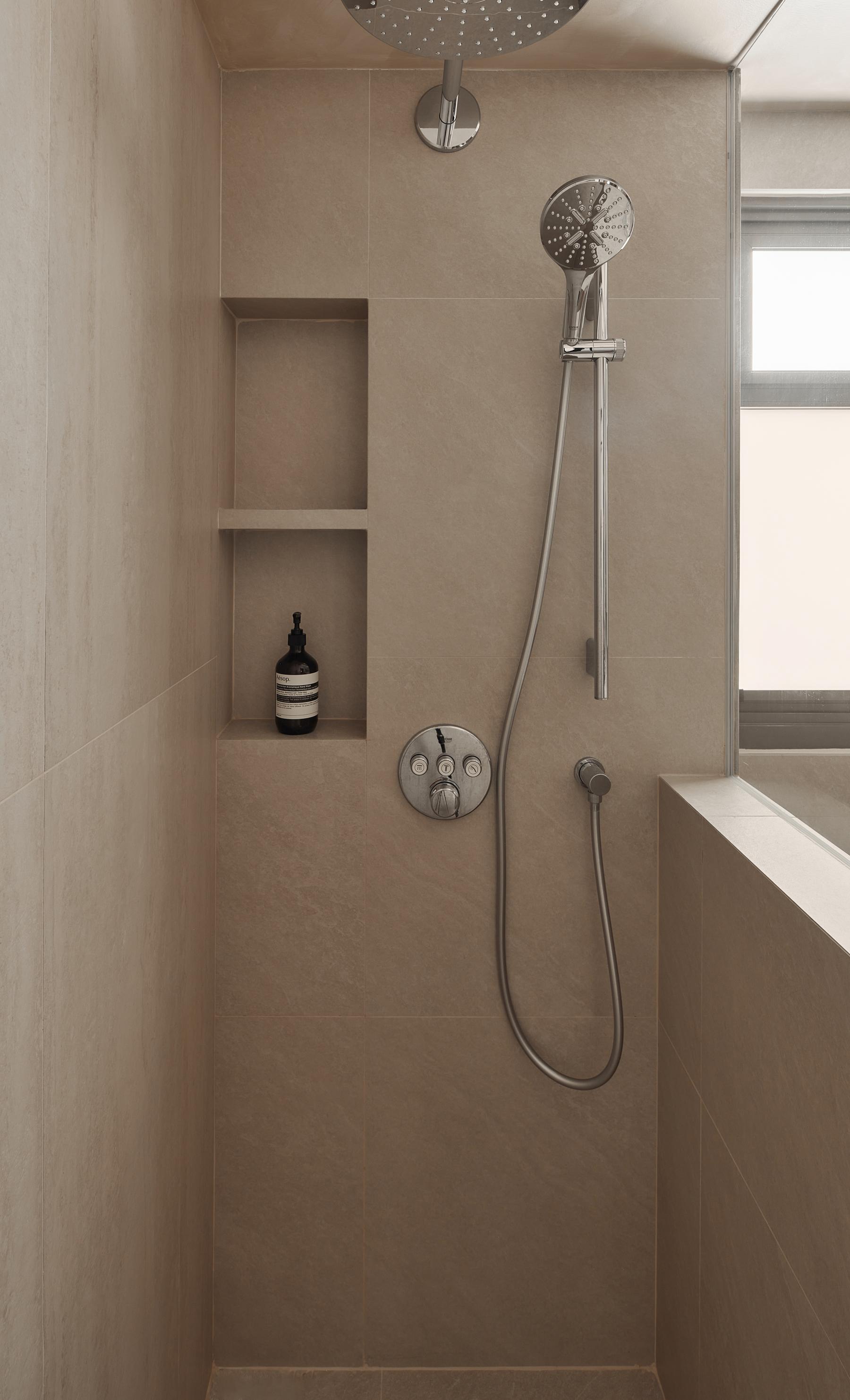 Scandinavian Bathroom with Mirror and Bathroom Storage