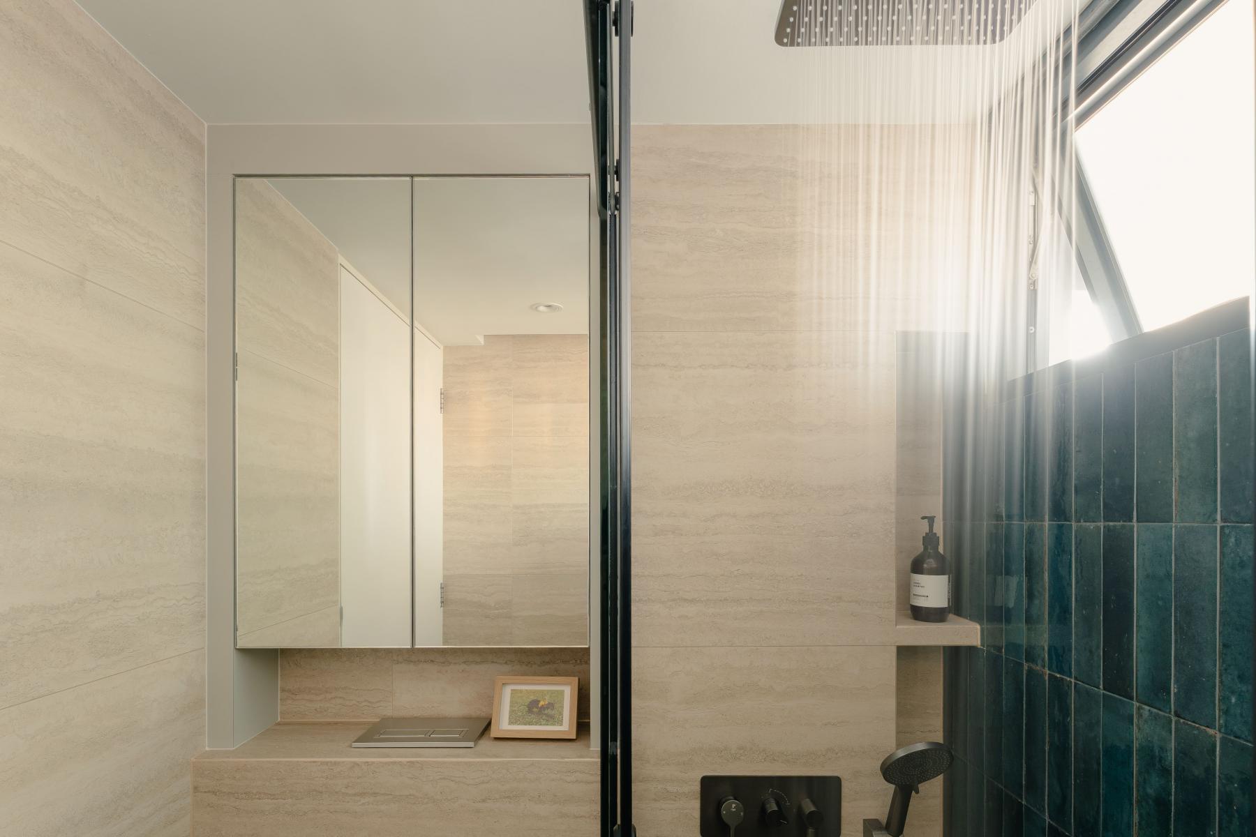 Modern Bathroom with Mirror and Mosaic