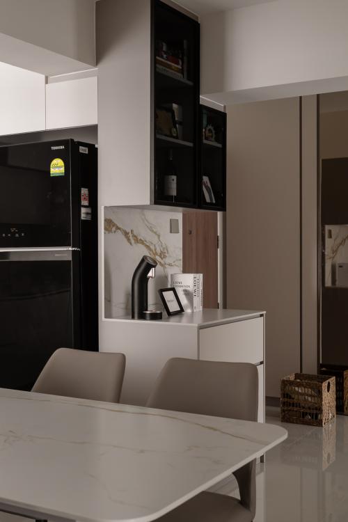 Minimalist Foyer at 233A Upper Aljunied Road