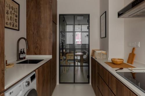 Modern Kitchen at 645 Hougang Ave 8