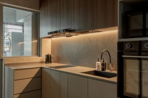 Modern Kitchen at 230 Compassvale Walk