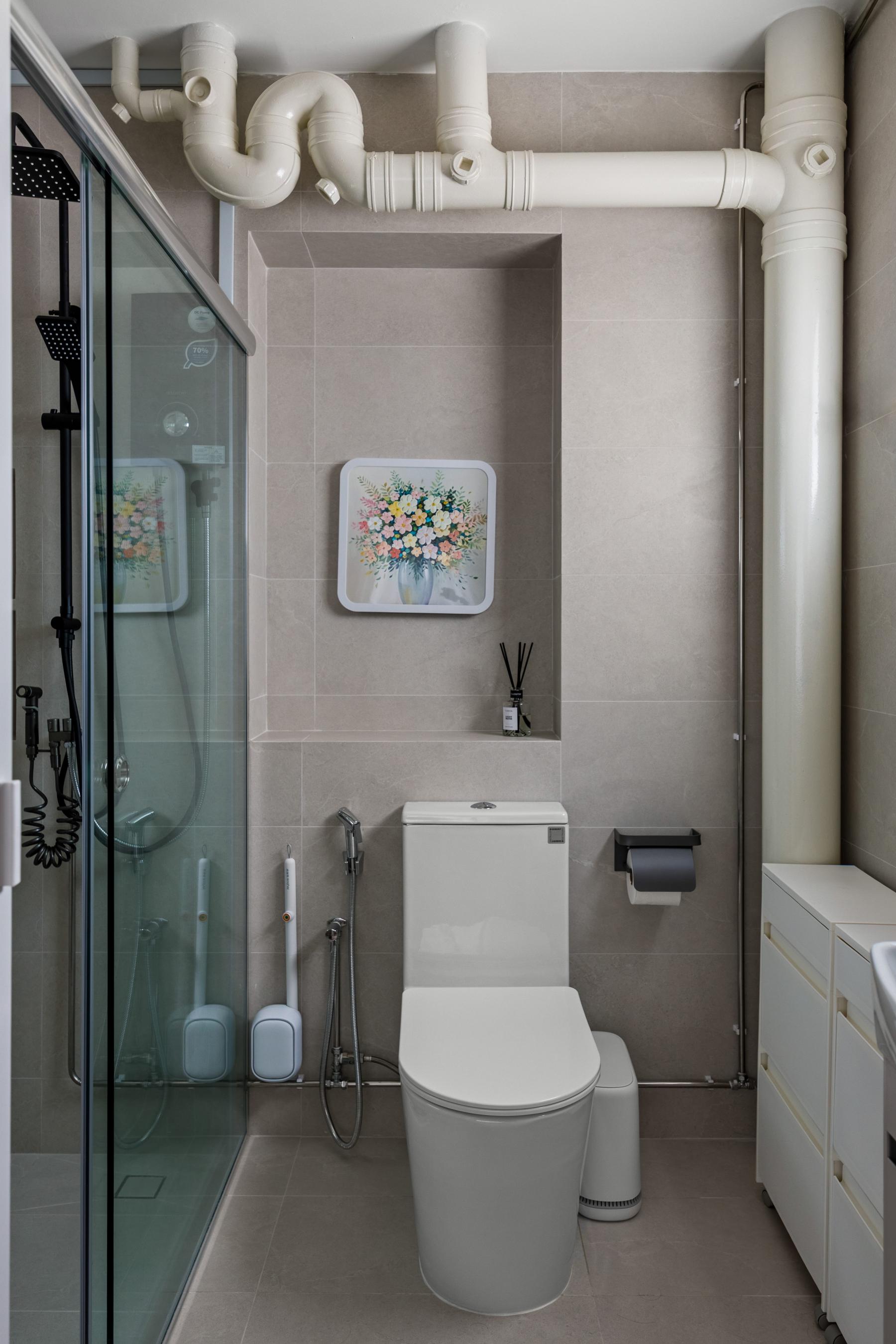 Scandinavian Bathroom with Homogeneous Tiles and Shower Screen